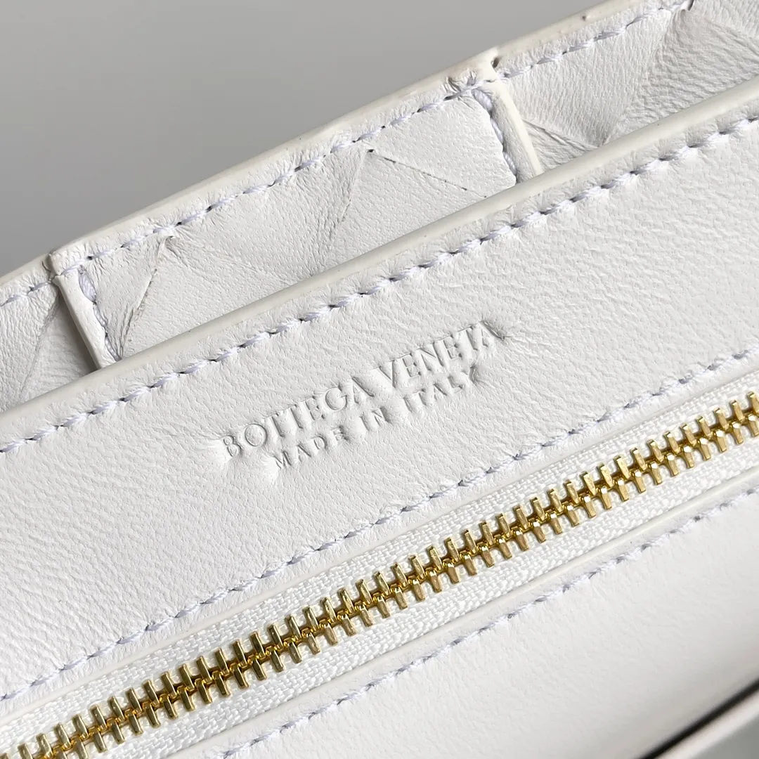 The 2023 new Andiamo batch of 1860 BV has been shipped‼ ️Really popular🔥The new Andiamo woven handbag launched by Bottega Veneta this season is really popular all over the world! ! Celebrities at home and abroad have worn it, and Oscar-winning actress Michelle Yeoh has taken it out on the street. Song Jia, Trai Yara, Yu Feihong, Sanji Ayaka, Rosie Hunting-Whiteley, Yoshioka Riho, etc. have all picked up this bag. It is classic and versatile, showing off its temperament, and the bag capacity is also large, which is very convenient for daily commuting! ! A variety of carrying methods, the shoulder straps can be adjusted by yourself, the original lambskin feels soft and delicate, and the neutral style is made to break gender boundaries and bring a more practical and longer-lasting use experience. Andiamo, which has both elegant and casual styles, perfectly interprets the true appearance of "fashionable old money style". Style number: 743568 Size: 25*22*10.5cm